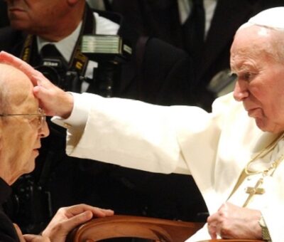 Juan Pablo II bendice a Marcial Maciel, fundador de los Legionarios de Cristo, en 2004. Plinio Lepri (AP)