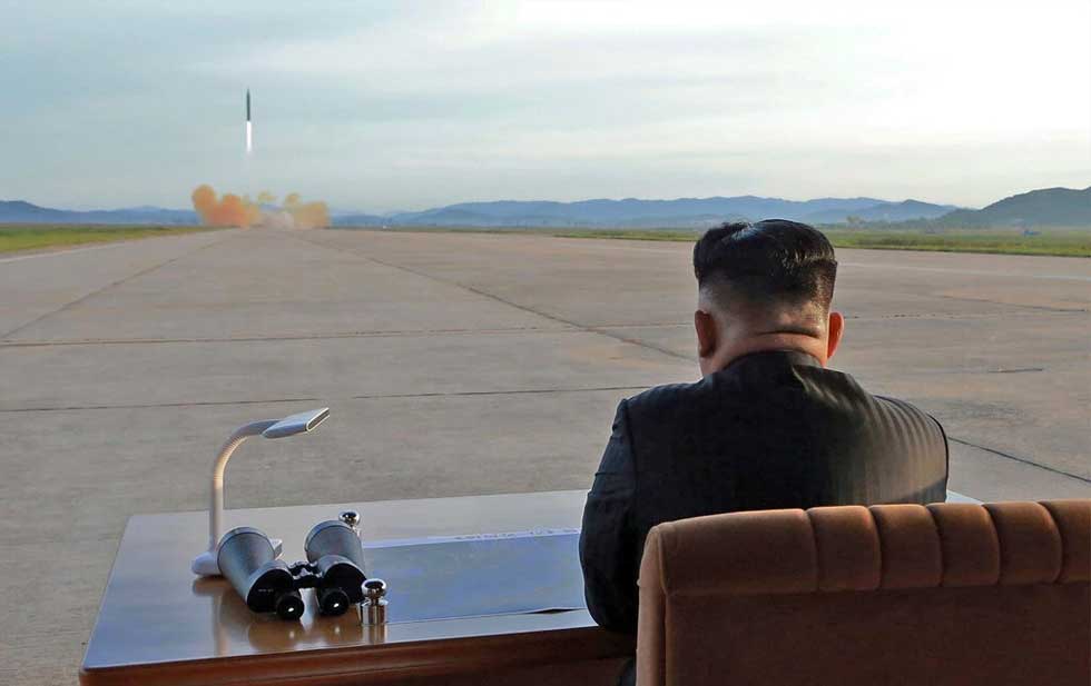 Misiles de largo alcance. Kim Jong-un observa el lanzamiento de un misil. Korean Central News Agency.