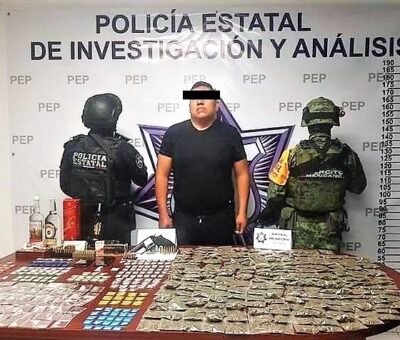 El jefe de la Base de Operaciones de la Policía Estatal en el municipio de Esperanza, Juan Carlos Romero Abraham, fue detenido por elementos del Ejército Mexicano en posesión de más de 300 dosis de drogas y un arma. (Especial)