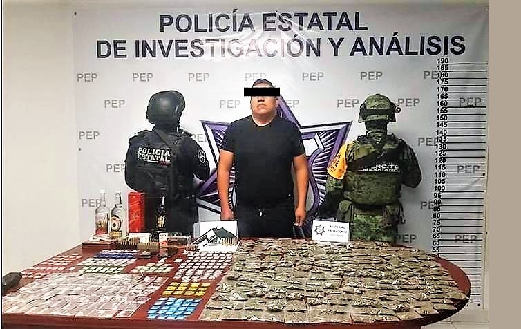 El jefe de la Base de Operaciones de la Policía Estatal en el municipio de Esperanza, Juan Carlos Romero Abraham, fue detenido por elementos del Ejército Mexicano en posesión de más de 300 dosis de drogas y un arma. (Especial)