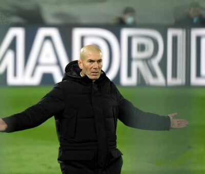 El Real Madrid anunció este jueves que Zinedine Zidane renunció a su puesto de entrenador, poniendo fin a su segunda etapa en el banquillo del club español. (AFP)