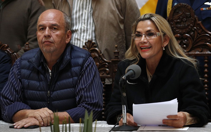 Arturo Murillo junto a la expresidenta de Bolivia, Jeanine Áñez, en una imagen del 23 de noviembre de 2019 en La Paz. JUAN KARITA / AP