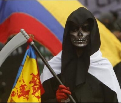 Una persona disfrazada participa en una nueva jornada de protestas en Medellín. EFE/L. Noriega.