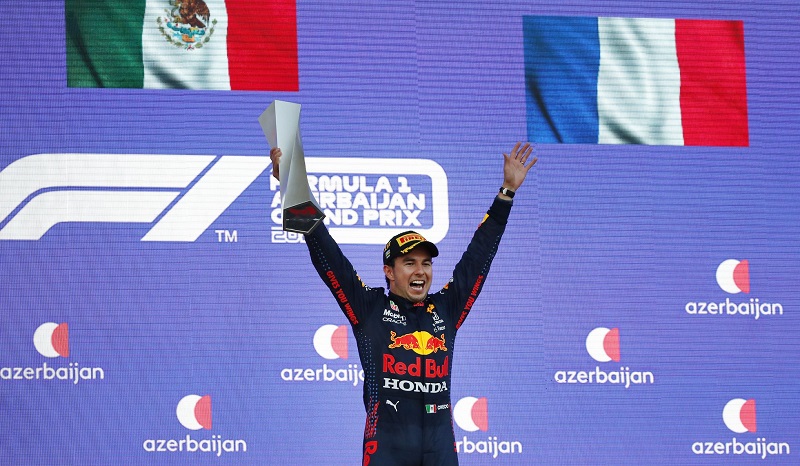 Checo Pérez celebra en el podio su segundo triunfo en la Fórmula 1. MAXIM SHEMETOV / AP