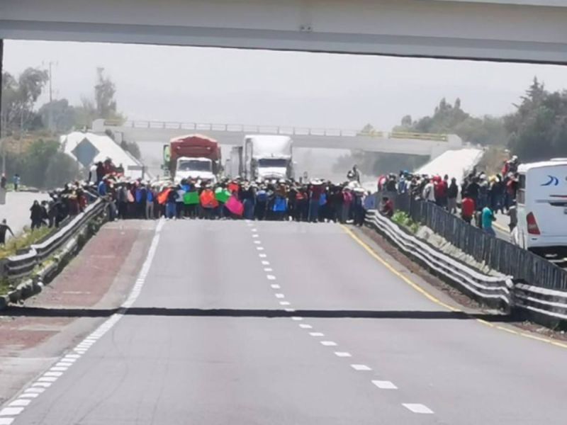 El bloqueo de la autopista Puebla-Orizaba, por más de seis horas, generó caos vehicular. Foto: Guardia Nacional