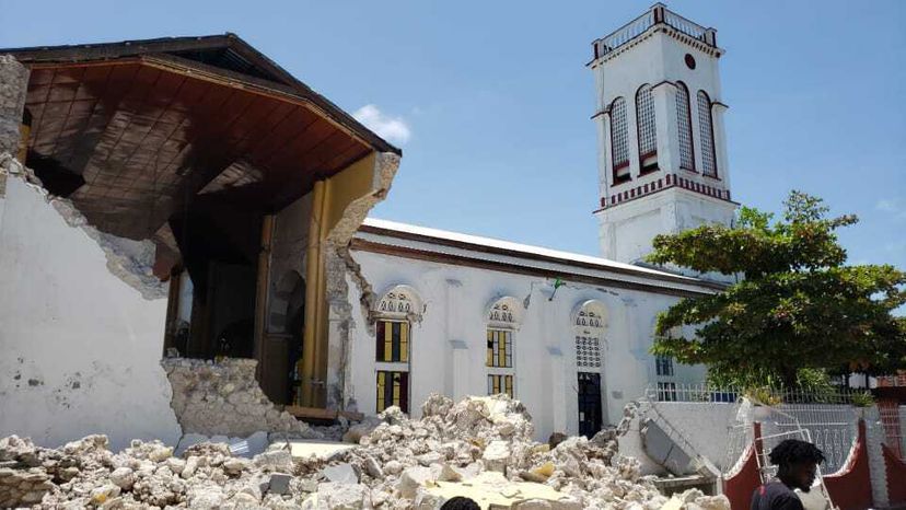 La iglesia del Sagrado Corazón en Los Cayos fue una de las que sufrió grandes destrozos en el terremoto de este sábado en Haití.  FOTO DELOT JEAN / AP)