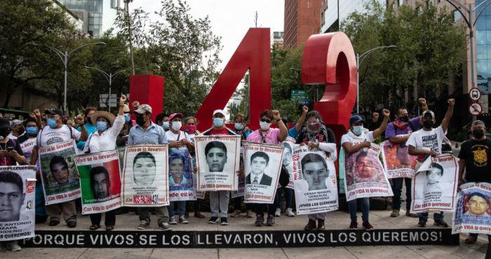 Padres, estudiantes y colectivos en defensa de los derechos humanos marchan por la desaparición de los 43 estudiantes desaparecidos. Foto: Andrea Murcia, Cuartoscuro.