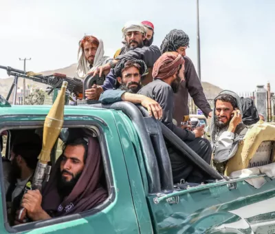 Mientras unos huyen, talibanes se divierten con carritos chocones en Kabul. Fotos: Redes Sociales