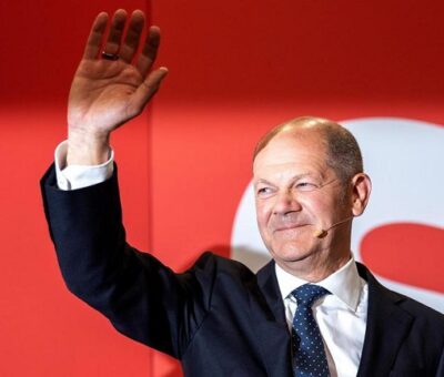 Olaf Scholz, candidato a canciller de los socialdemócratas alemanes (SPD), saluda a sus partidarios en reacción a los resultados iniciales de las elecciones federales en Alemania. (EFE / EPA / MAJA HITIJ).