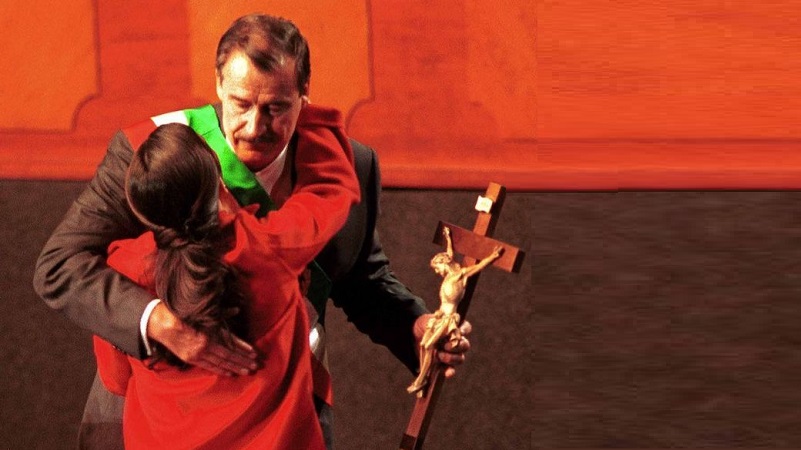 El 30 de noviembre de 2000, Vicente Fox dio un mensaje a la nación en el Auditorio Nacional, al termino de la ceremonia donde rindió protesta como Presidente de México. Momentos después de terminar, su hija Paulina se acercó a regalarle un Crucifijo. Foto: Victoria Valtierra, Cuartoscuro.