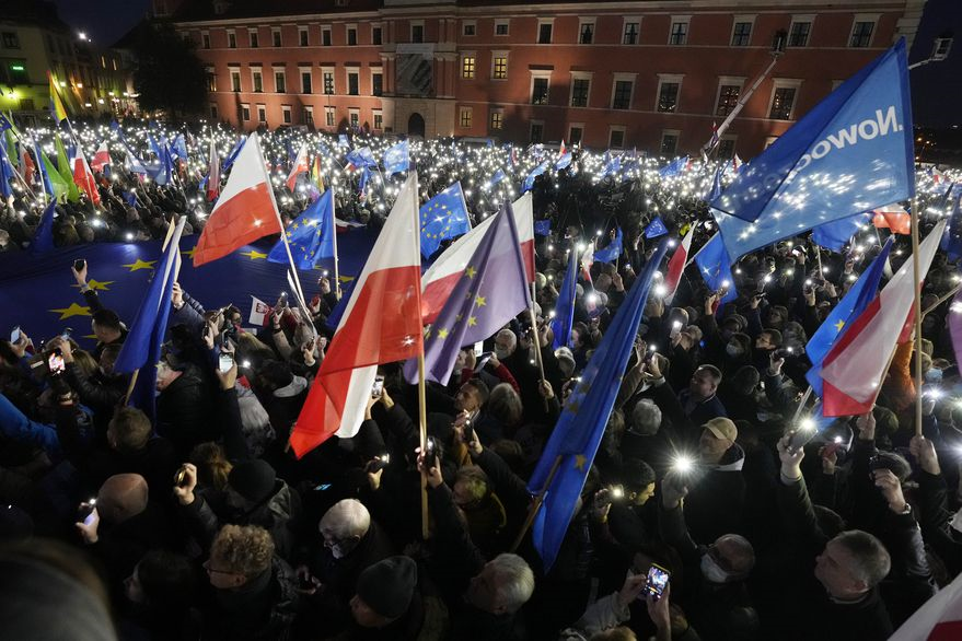 Decenas de banderas de Polonia y de la UE durante la manifestación en el centro de Varsovia. Czarek Sokolowski - AP