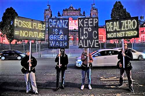 Activistas protestan contra el uso de combustibles fósiles frente al museo Kelvingrove, el más importante de Glasgow. Foto AFP
