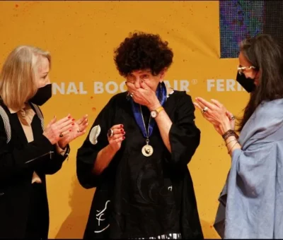 La escritora Margo Glantz (c) recibió de la periodista Silvia Lemus (i) y la crítica literaria Gabriela Jáuregui (d) la medalla Carlos Fuentes, hoy, en el marco de la FIL de Guadalajara. EFE/ F. Guasco