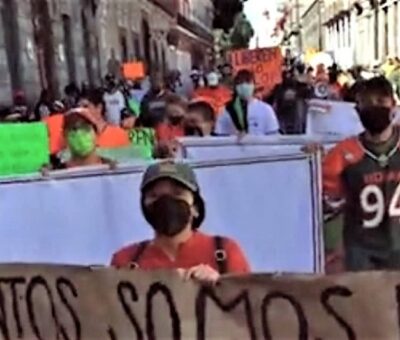 Al menos un centenar de integrantes de la comunidad UDLAP protestaron en el Tercer Informe de Gobierno de Barbosa luego de que su Gobierno incumpliera reapertura del campus en Puebla Crédito: Especial