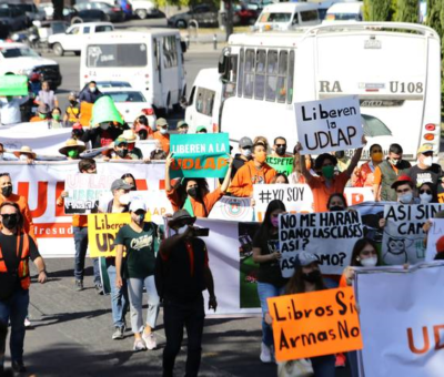 Alrededor de 300 estudiante de la UDLAP se manifestaron en las proximidades de la sede del gobierno del estado. Foto: José Luis Bravo | El Sol de Puebla