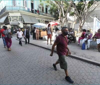 Personas caminan por una calle de La Habana en Cuba. Foto Xinhua