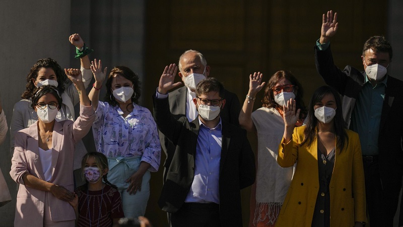 El presidente electo de Chile, Gabriel Boric, saluda junto a los recién designados miembros de su gabinete, este viernes en Santiago. Foto: AP PHOTO/ESTEBAN FELIX 