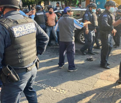Tras el retiro de puestos, los ambulantes arremetieron contra los uniformados. Foto: José Luis Bravo | El Sol de Puebla
