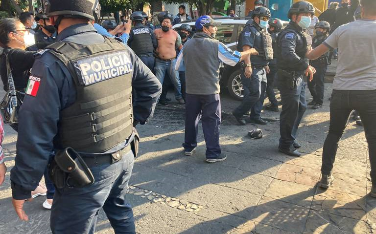 Tras el retiro de puestos, los ambulantes arremetieron contra los uniformados. Foto: José Luis Bravo | El Sol de Puebla