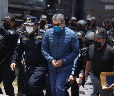 Policías hondureños escoltan a Juan Orlando Hernández para su extradición desde Tegucigalpa, Honduras, el 21 de abril. Fotógrafo: Tomas Ayuso/Bloomberg