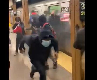 La gente escapa tras un ataque a tiros en el metro de Nueva York. (Captura de video).