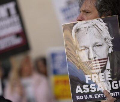 Seguidores de Assange, este miércoles frente al Tribunal de Magistrados de Westminster, en Londres. ALASTAIR GRANT (AP)