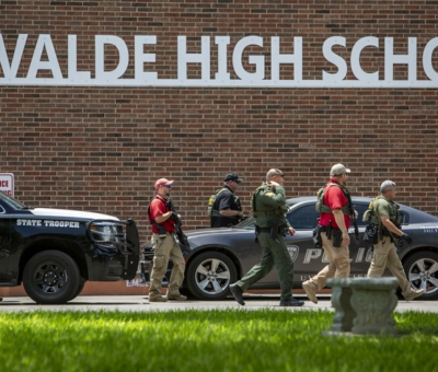 Policías vigilan la Escuela Secundaria Uvalde después de que se informó de un tiroteo más temprano en el día en la Escuela Primaria Robb, el martes 24 de mayo de 2022, en Uvalde, Texas. Foto AP