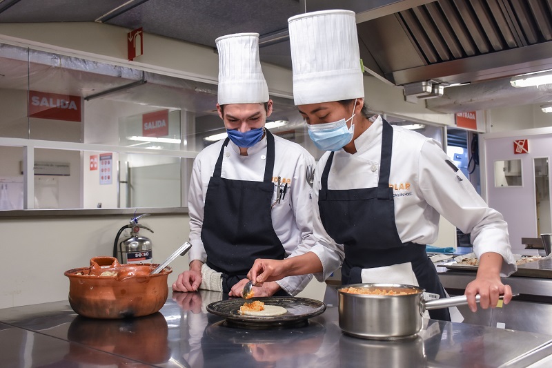 En este verano, las Licenciaturas de Artes Culinarias y Administración de Hoteles y Restaurantes de la UDLAP, brindan 25 talleres diferentes cada uno de ellos con una duración de 530 horas. (UDLAP)