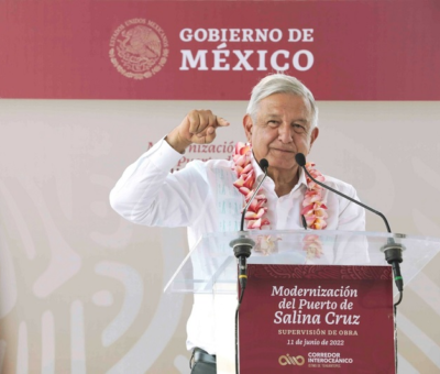 El presidente Andrés Manuel López Obrador durante la ceremonia de "Modernización del Puerto de Salina Cruz", en Oaxaca. Foto Presidencia