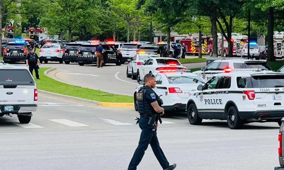 El capitán de la policía de Tulsa, Richard Meulenberg, dijo que varias personas resultaron heridas y que “algunas, por desgracia, murieron”. Manifestó que era una “escena catastrófica”. AP