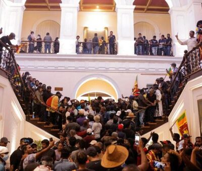 Manifestantes irrumpieron este sábado en el palacio presidencial de Sri Lanka. (Especial)
