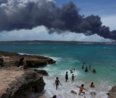 Una playa cercana al incendio de tanques de almacenamiento de combustible en Matanzas, Cuba. Alexandre Meneghini (Reuters)