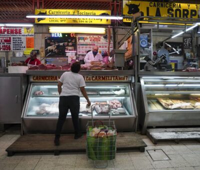 Una mujer compra carne en un mercado de Ciudad de México, el 9 de agosto de 2022. FERNANDO LLANO (AP)