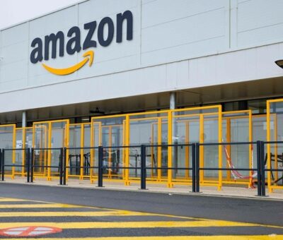 Esta foto de archivo tomada el 14 de diciembre de 2021 muestra el logotipo de Amazon en el centro de Amazon en Bretigny-sur-Orge. Foto AFP