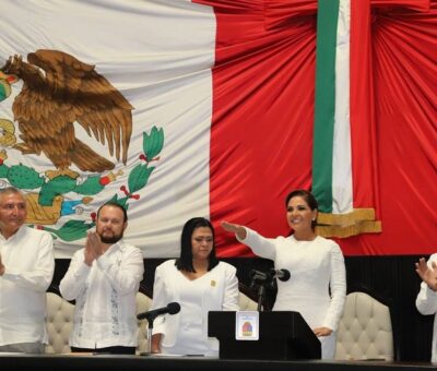 Vestida de blanco, como lo hizo cuando ganó las elecciones de junio pasado, Mara Lezama (centro) advirtió que en su gobierno no se tolerará la corrupción. Foto: Especial