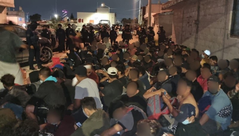Autoridades de México localizaron a 223 migrantes irregulares, la mayoría centroamericanos, que permanecían hacinados en una vivienda en el central estado de Puebla. (INM)