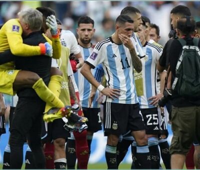 Debut y decepción: la Argentina tuvo el arranque menos esperado en Qatar. Foto: Fernando de la Orden