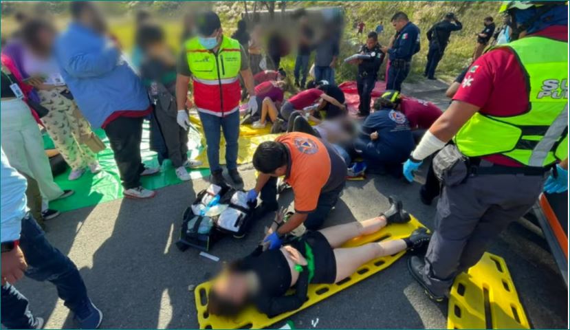 Al menos 20 personas heridas dejó la volcadura de un autobus de pasajeros en el llamado Periférico Ecológico, en la zona metropolitana de la ciudad de Puebla. (Especial)