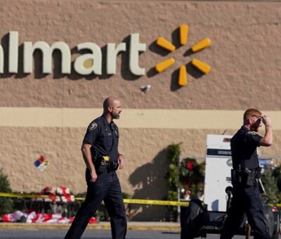 La nota que escribió el tirador antes de matar a seis personas y suicidarse en un Walmart de Virginia: "Fui acosado por idiotas". Foto: Reuters/Jay Paul.