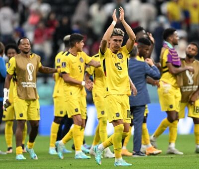 El mediocampista ecuatoriano, Jeremy Sarmiento aplaude a los fanáticos después de ganar el partido de fútbol del Grupo A de la Copa Mundial Qatar 2022 entre Qatar y Ecuador en el Estadio Al-Bayt en Al Khor, al norte de Doha. Foto AFP