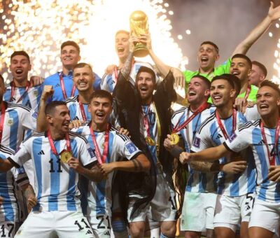 Lionel Messi levanta la Copa del Mundo junto a los otros jugadores de Argentina tras vencer a Francia en la final. REUTERS