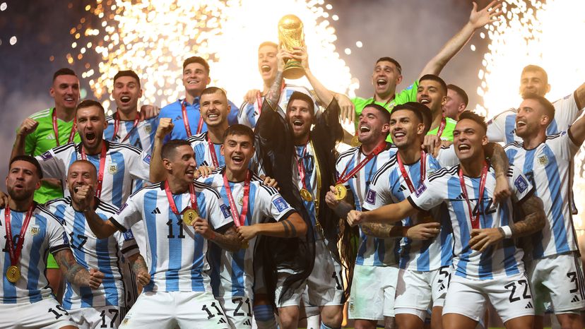 Lionel Messi levanta la Copa del Mundo junto a los otros jugadores de Argentina tras vencer a Francia en la final. REUTERS