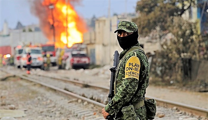 Militar resguarda toma clandestina de gasolina | México 2021. Foto / Agencia Enfoque