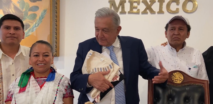 De Cuetzalan a Palacio Nacional, le llevan huevos criollos a AMLO. Foto: captura de video