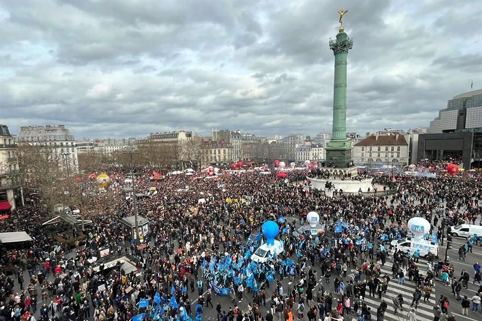 Manifestantes se reúnen en la plaza de la Bastilla para asistir a una manifestación contra la reforma de pensiones de Macron. AFP