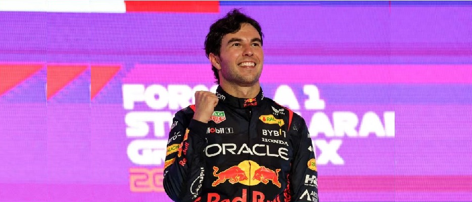 Checo Pérez celebra su victoria en el Gran Premio de Arabia Saudí, este domingo. GIUSEPPE CACACE (AFP)