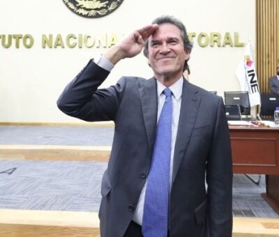 El secretario Ejecutivo del INE, Edmundo Jacobo Molina tras ser restituido en el cargo. Foto Luis Castillo