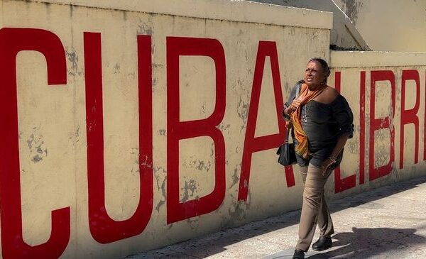 Una mujer camina por calles de la Habana, Cuba en imagen de archivo. Foto AFP