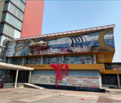 El mural de Siqueiros vandalizado, consignas contra la transfobia fueron pintadas en las paredes y ventanas. RS