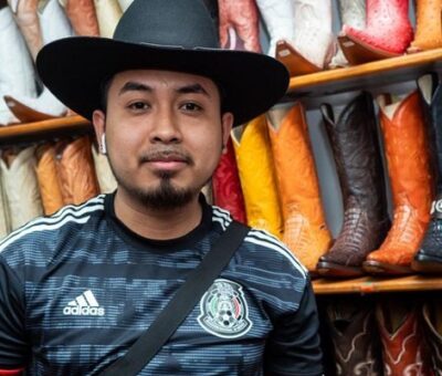 Daniel Segura se prueba un sombrero en la zapatería México en Sunsat Parck, Nueva York. (Yunuen Bonaparte).